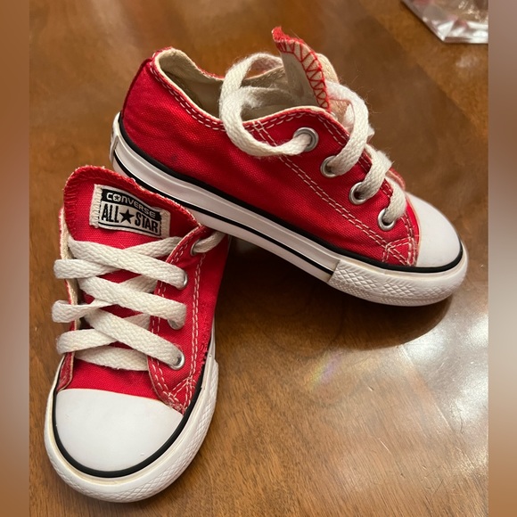 Converse Chuck Taylors red toddler size 8 gender neutral - Picture 2 of 9